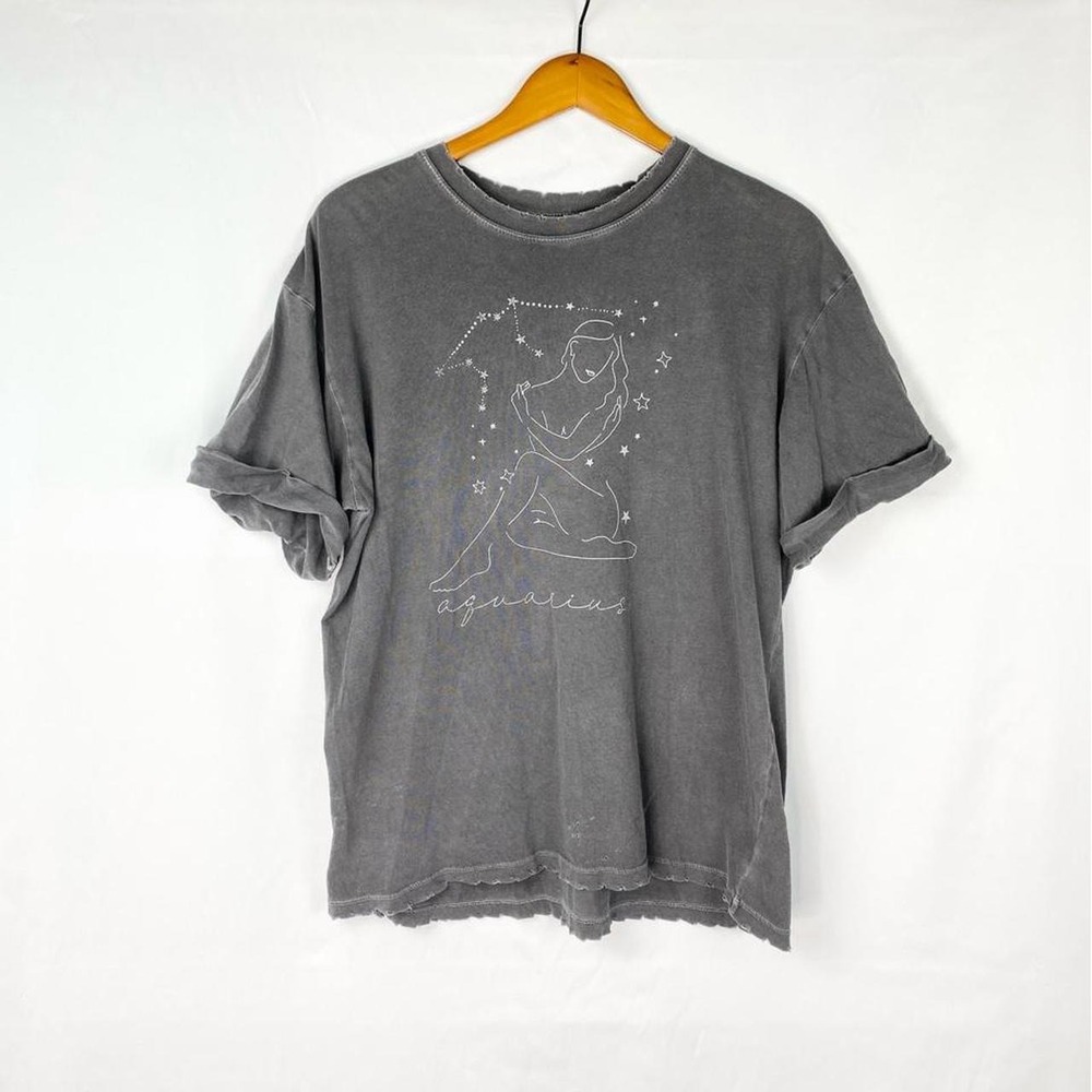 Girl Dangerous Zodiac Tee Aquarius Short Sleeve Graphic Tee Size Small